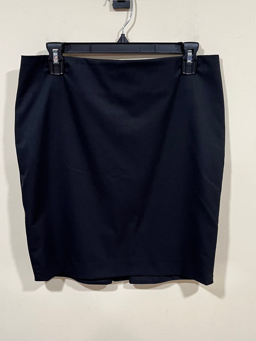Avenue Montaigne Paris  Straight A-Line Leg Black skirt size 8 women’s EUC
